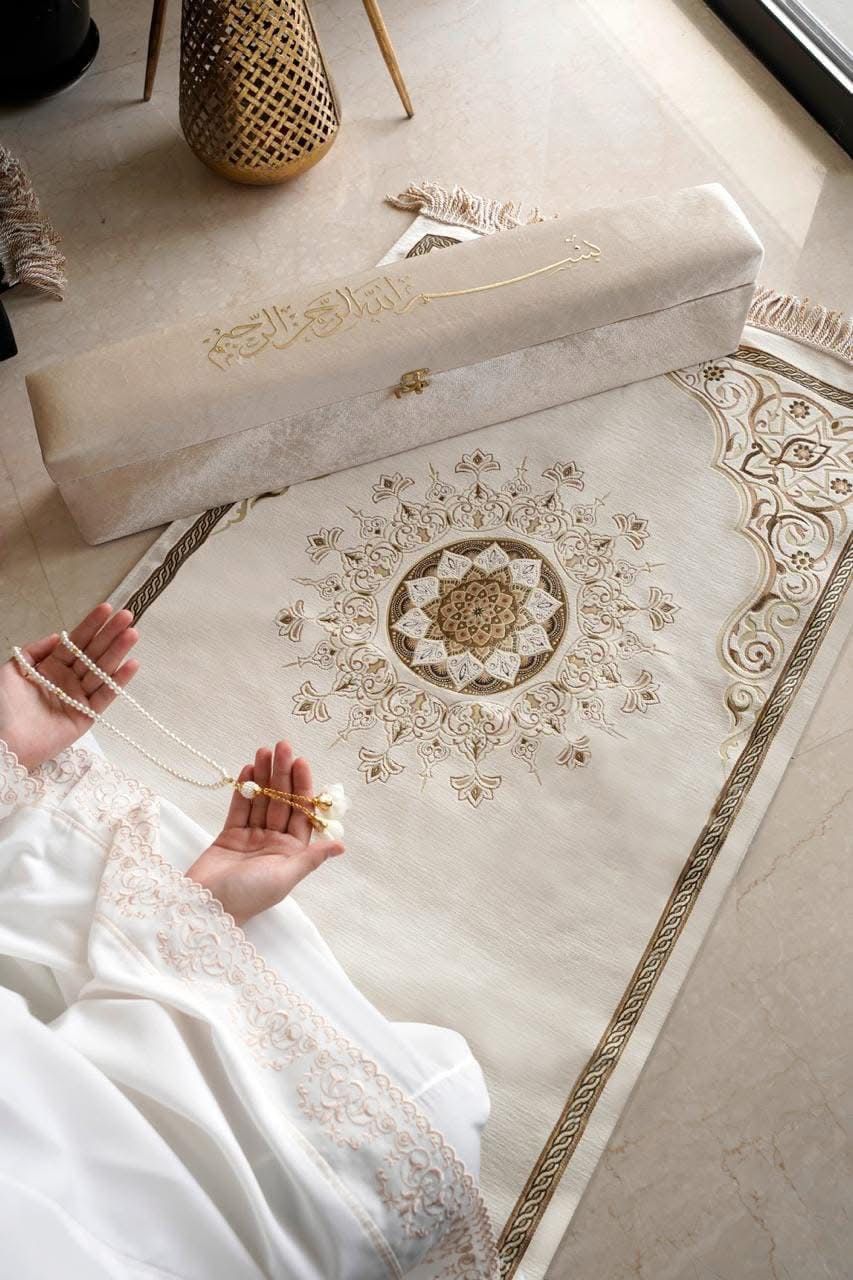 طقم من المخمل فاخر سجادة صلاه مع مسبحه ببوكس مخمل\