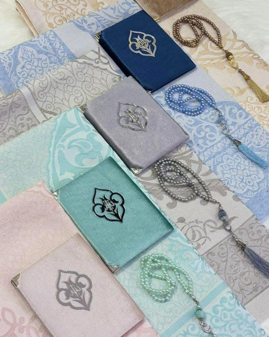 بكج قرآني فاخر – سور مختارة مع مسبحة لؤلؤ وغطاء مخمل مطرز