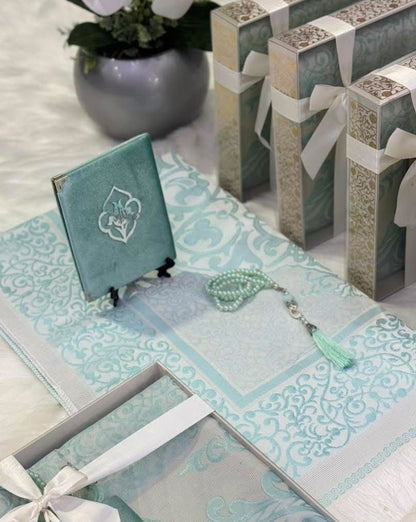 بكج قرآني فاخر – سور مختارة مع مسبحة لؤلؤ وغطاء مخمل مطرز