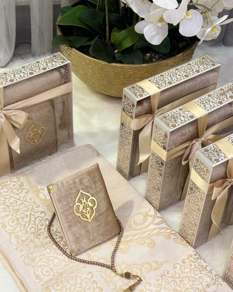 بكج قرآني فاخر – سور مختارة مع مسبحة لؤلؤ وغطاء مخمل مطرز