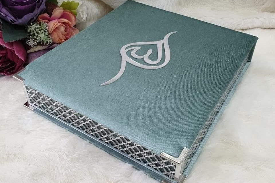 بكج مصحف مخمل مع مسبحة – بوكس مخمل مطرز بالأكريلك