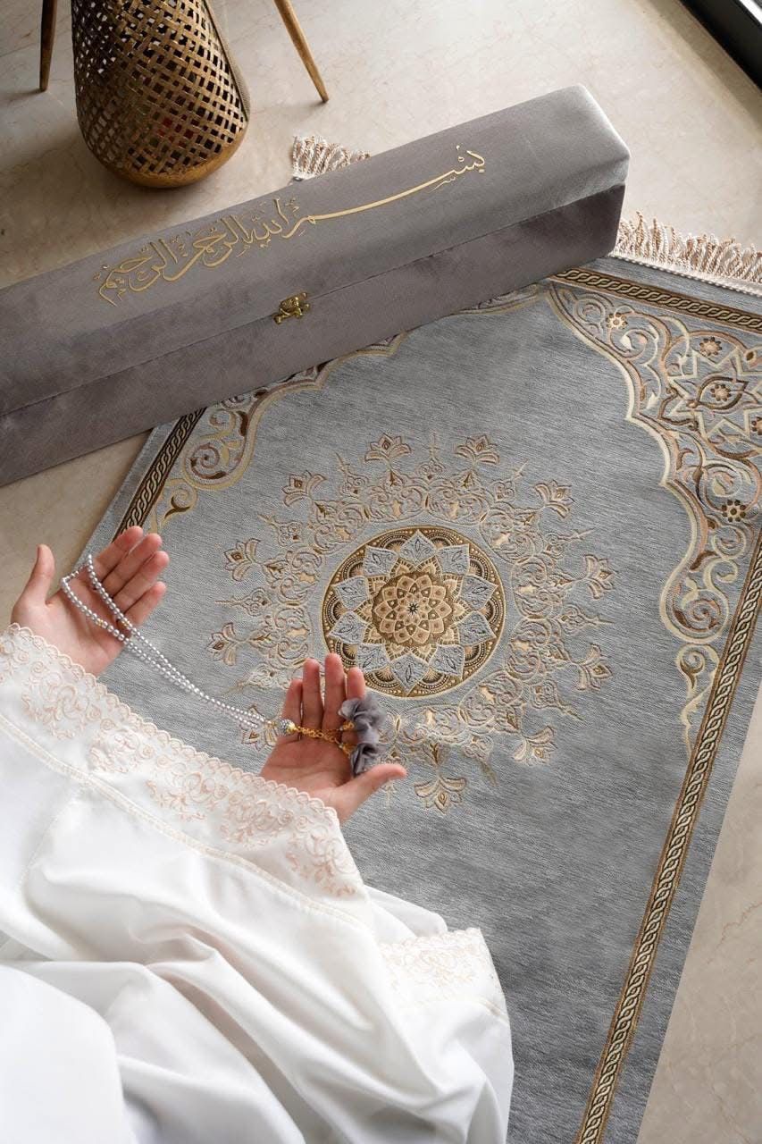 طقم من المخمل فاخر سجادة صلاه مع مسبحه ببوكس مخمل\